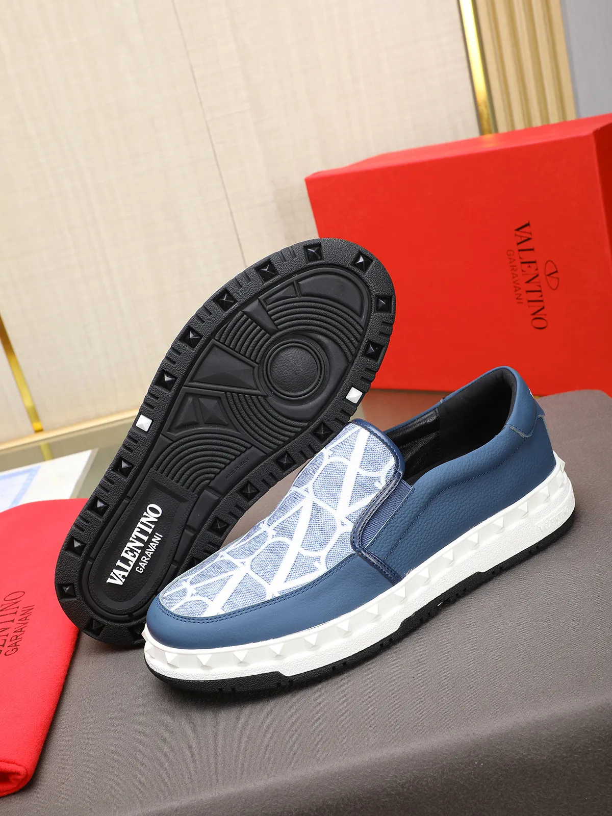 Men's shoes 💰440 Valentino "VALENTINO" hot sale ❤️ Counters ship at the same time 1:1 👏 Imported cowhide + waterproof fabric + leather lining 🐂 Casual fashion shoes Exquisite workmanship Original original outsole 38-44 (45 customized, non-refundable)